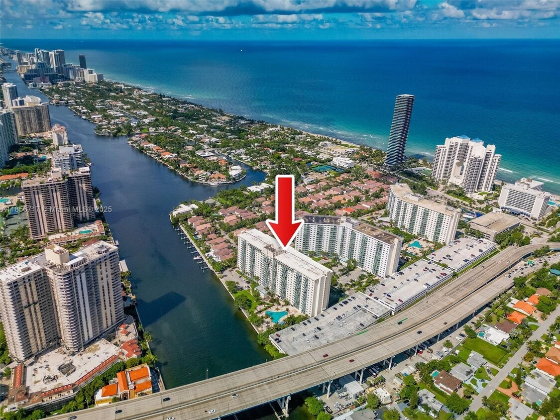 Foto principal - 19390 Collins Ave