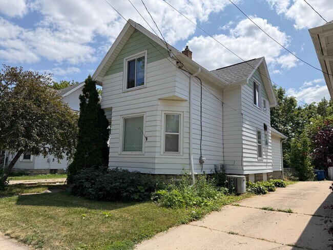 Foto del edificio - 4 Bedroom House in Oshkosh