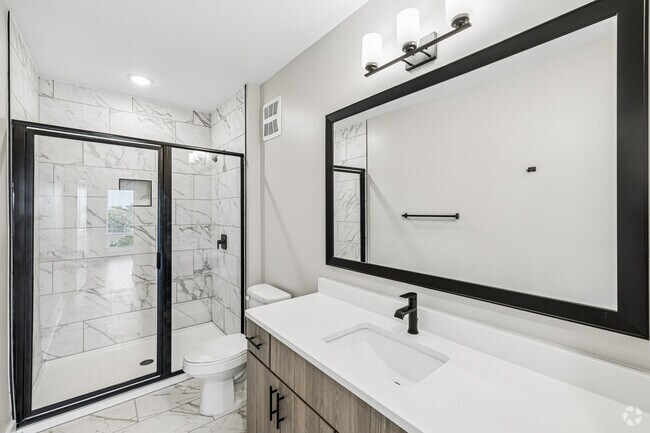 B1P - 2 habitaciones, 2.5 baños - 1,151 pies cuadrados - Baño - The Pinnacle on 31st Street