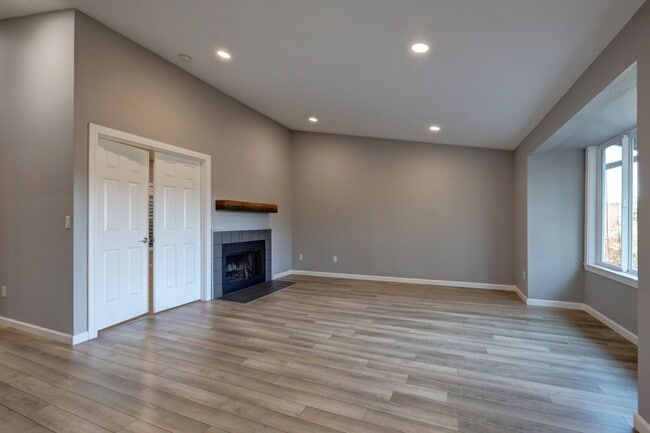 Building Photo - Spacious 2bd + DEN, 1.75ba Condo available in the heart of Issaquah!