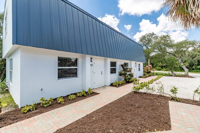 Building Photo - 547 Royal Palm Blvd