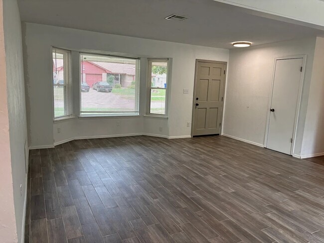 Spacious Open-Concept Living Room - 126 Beacon Cir