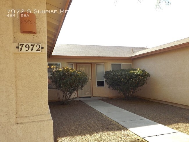 Building Photo - Large 4bd/2ba in Rita Ranch with Pool