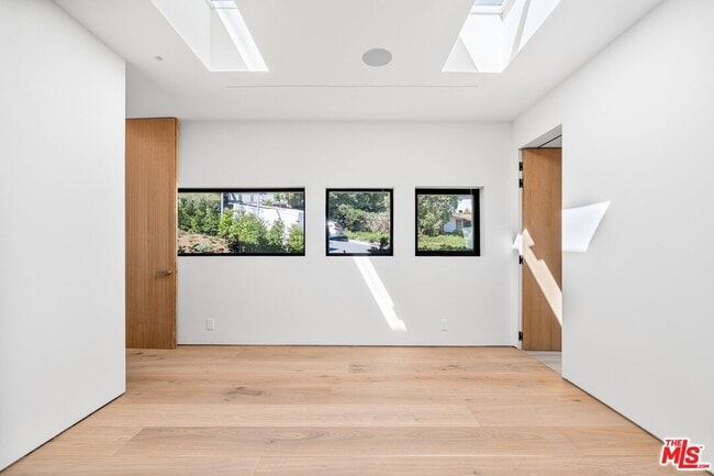 Building Photo - 2501 Banyan Dr