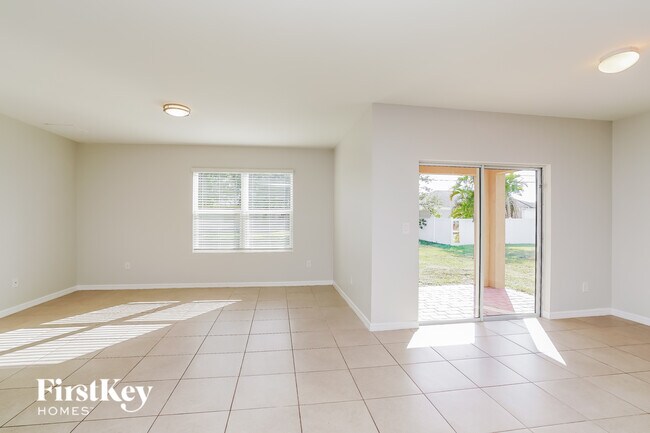 Building Photo - 2711 SW 9th Ave