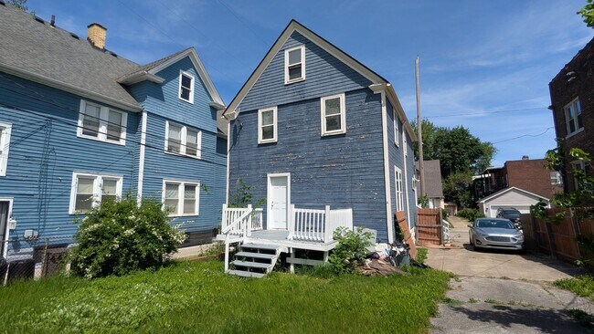 Foto del edificio - Discover this three-bedroom, one-bath home in Cleveland