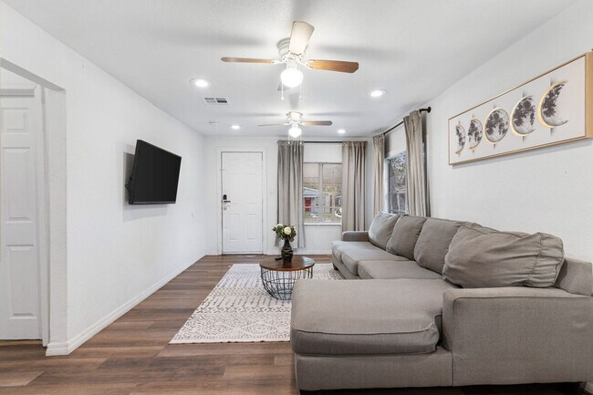 Foto del edificio - 3701 1/2 E Osborne Ave