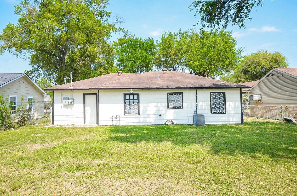 Building Photo - 3914 Daphne St