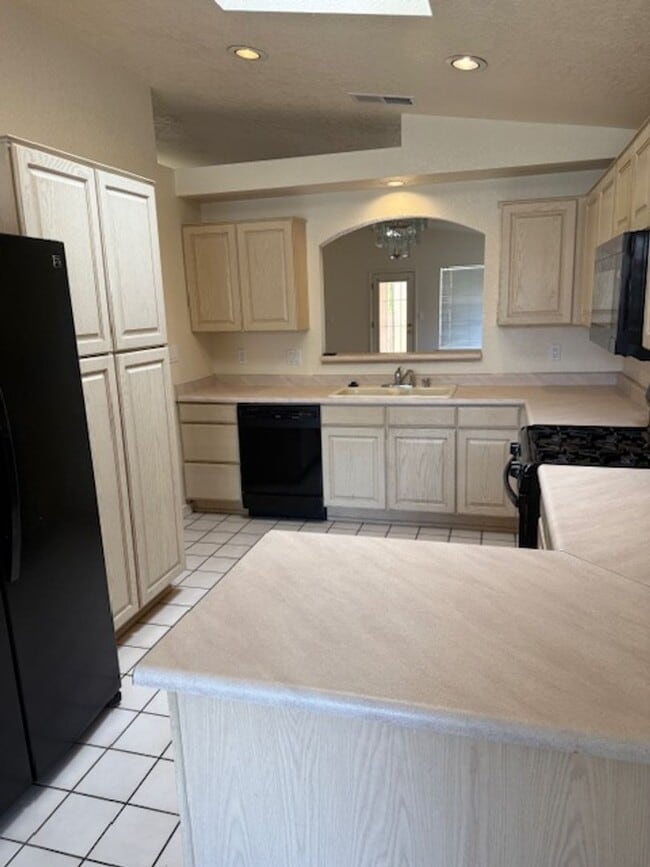 Building Photo - Charming and functional 3-Bedroom 2-Bath near Kirtland Air force base