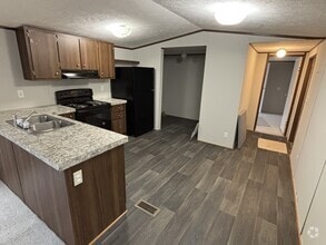 Building Photo - 70 Maple St