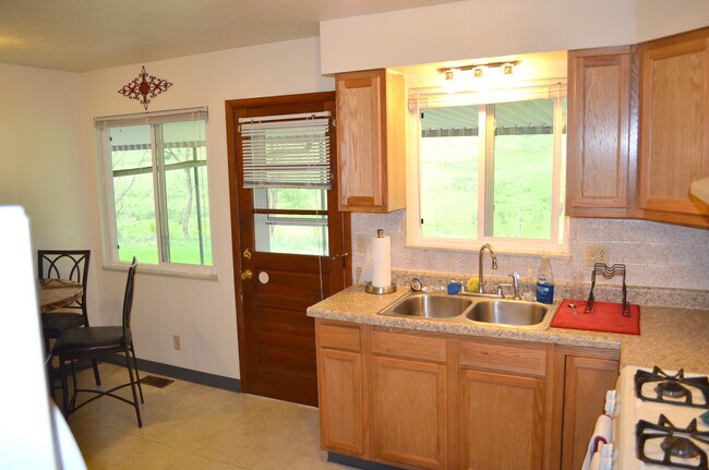 Building Photo - 8864 United Ln