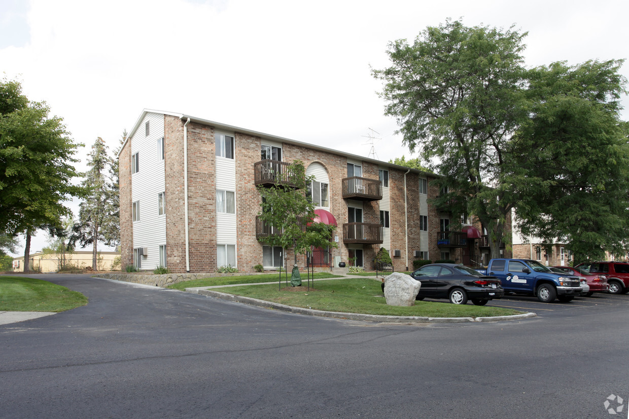 Primary Photo - Hillview Apartments