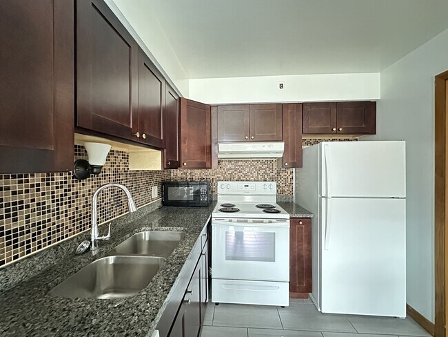 Building Photo - 1639 Oakwood Ave