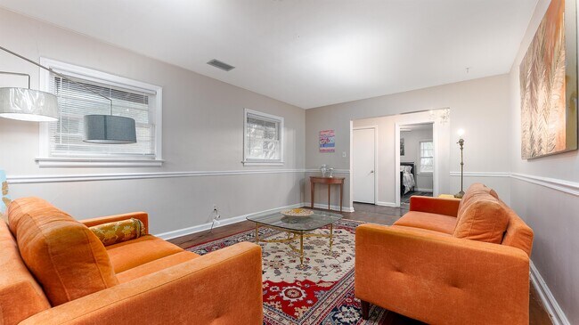 Foto del edificio - 4339 Byron St