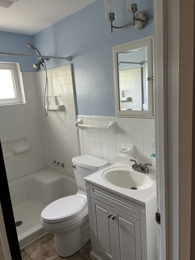 Building Photo - 1122 Sharon Ave