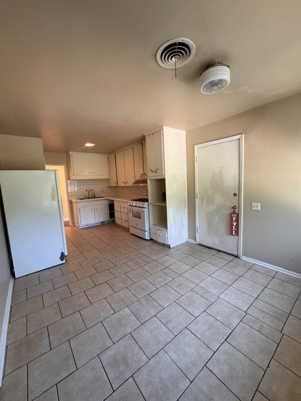 Building Photo - 1520 Roanoke Dr