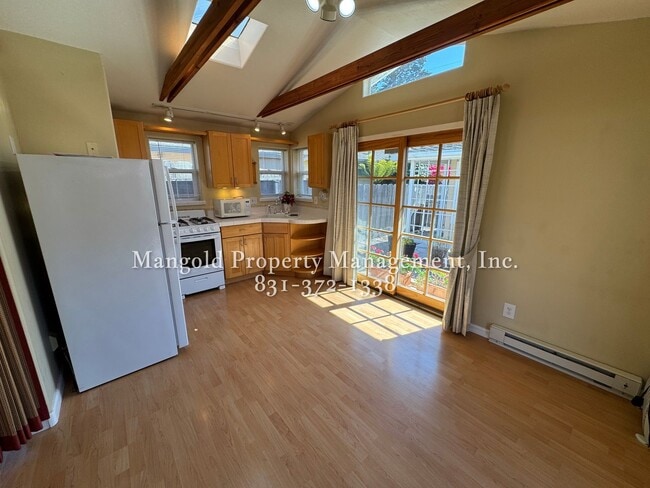 Building Photo - Newly Updated Studio Duplex with Vaulted C...