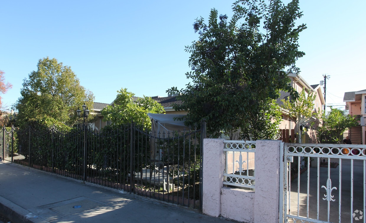 Building Photo - 12714 Vanowen St