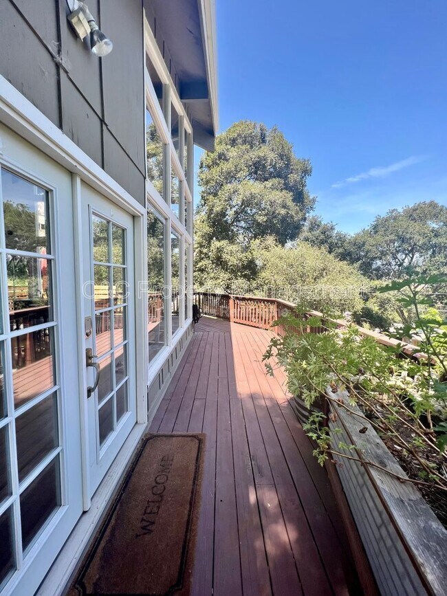 Foto del edificio - 766 Loma Prieta Dr