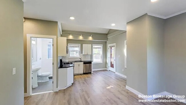 Building Photo - 17 Ashley St