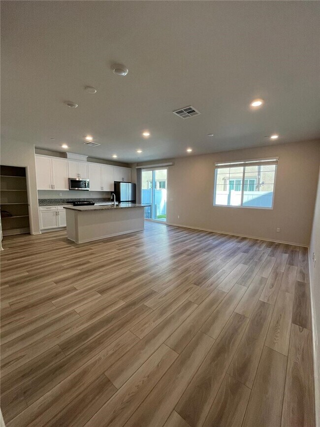 Building Photo - 40212 Birchfield Dr