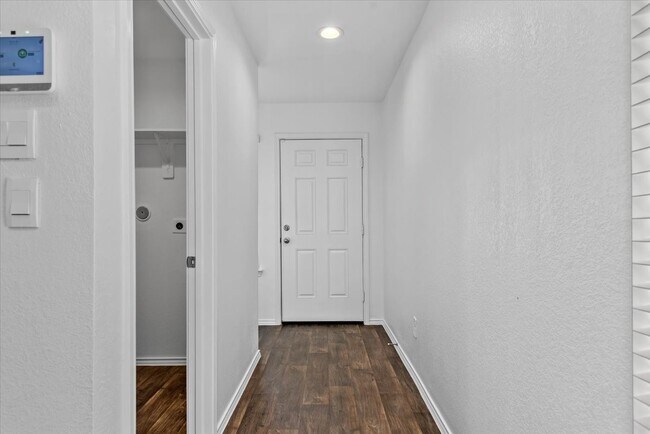 Building Photo - 14966 Cypress Holw Dr