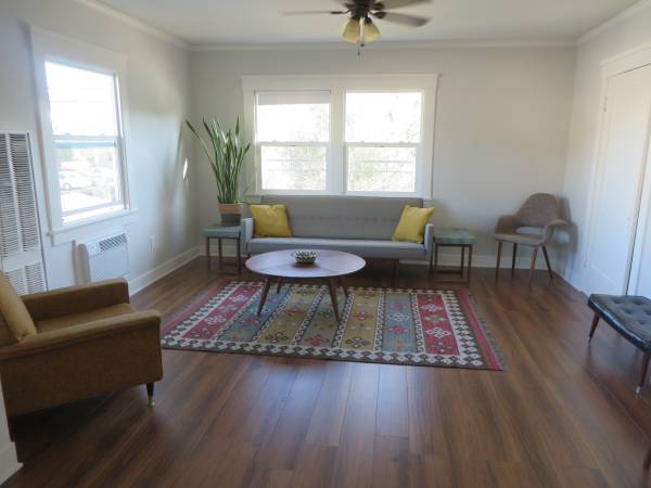 Photo not of actual unit, but similar in style. - 4632 Prospect Ave.