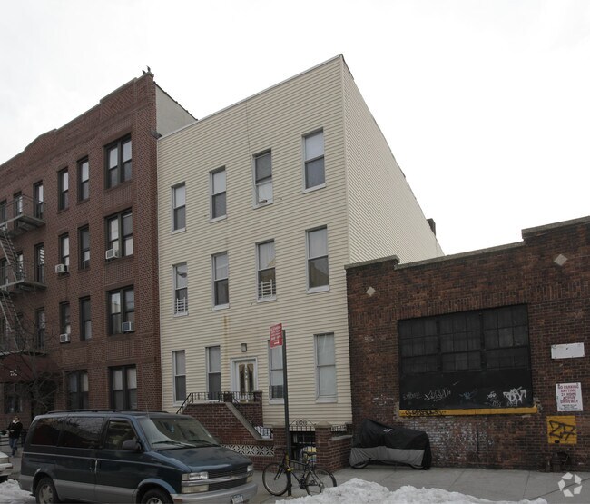 Building Photo - 190 Huron St