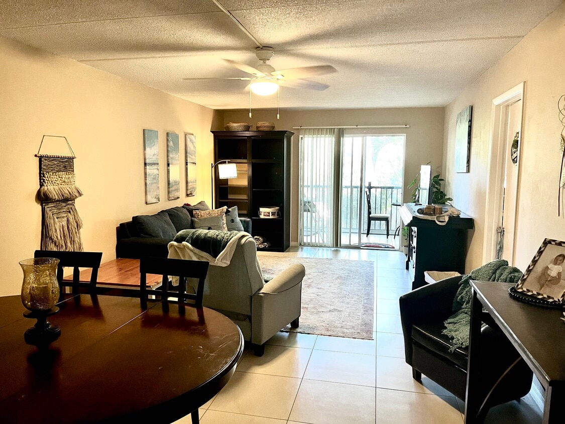 Living Room - 4435 1st St NE