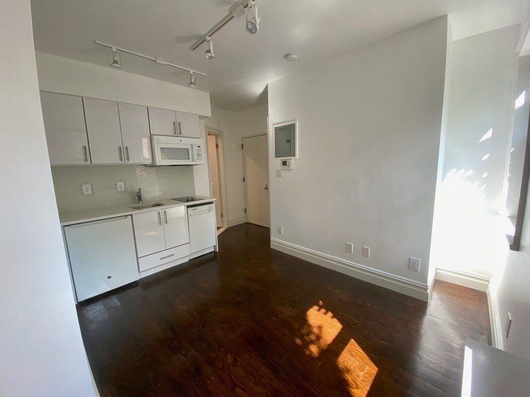 Primary Photo - 226 W 13th St