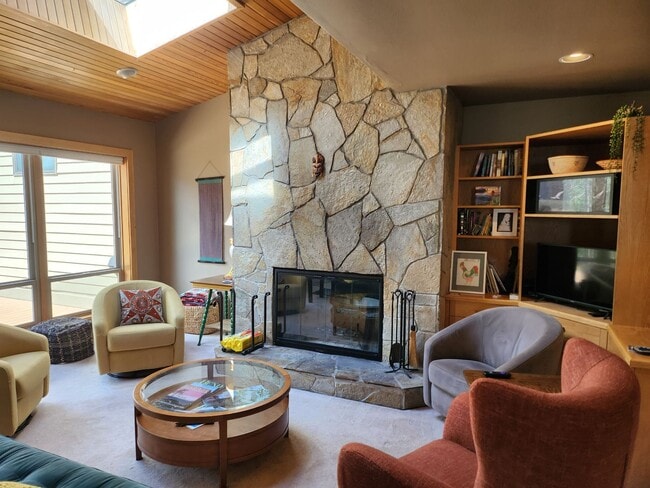 Building Photo - Riverfront - FALL SPECIAL - $250/OFF FIRST...