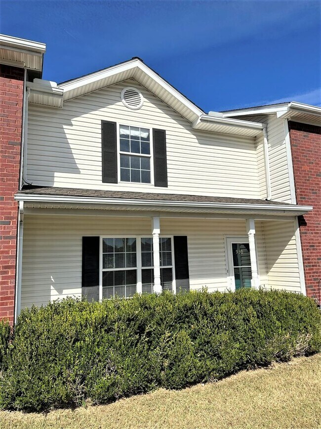 Building Photo - Patty Ct Townhome