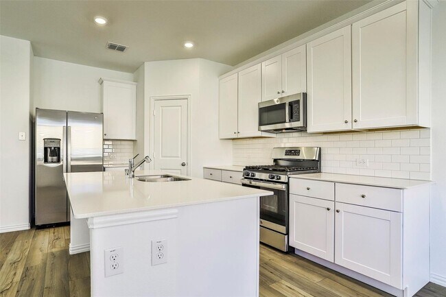 Building Photo - Cute Newer 4-2-2 N Ft. Worth