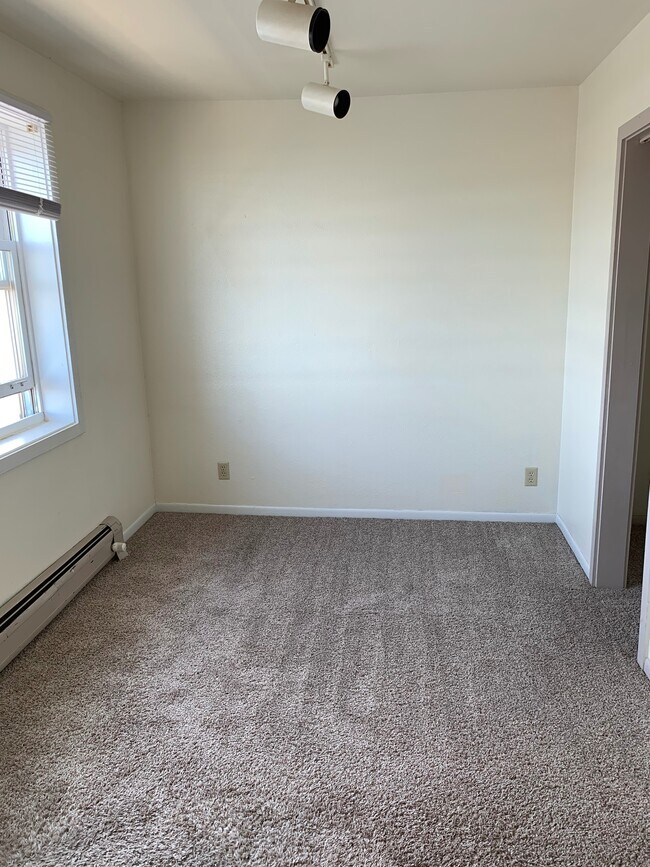 Building Photo - 415 D St