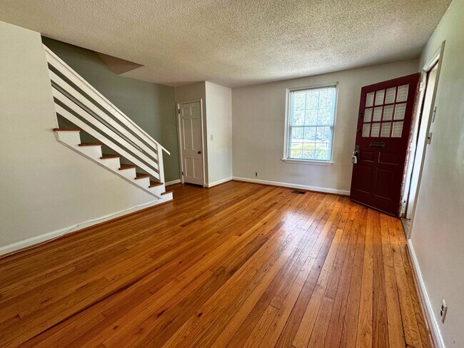 Foto del edificio - 3 level end unit 1br+den 2ba town house in...