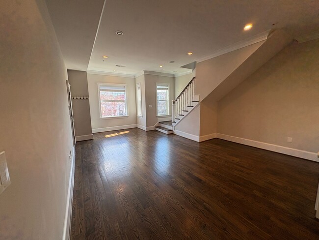 Building Photo - Amazing Top Floor, 2BR, 2BA with Private Rooftop and Garage parking! A Must see!!