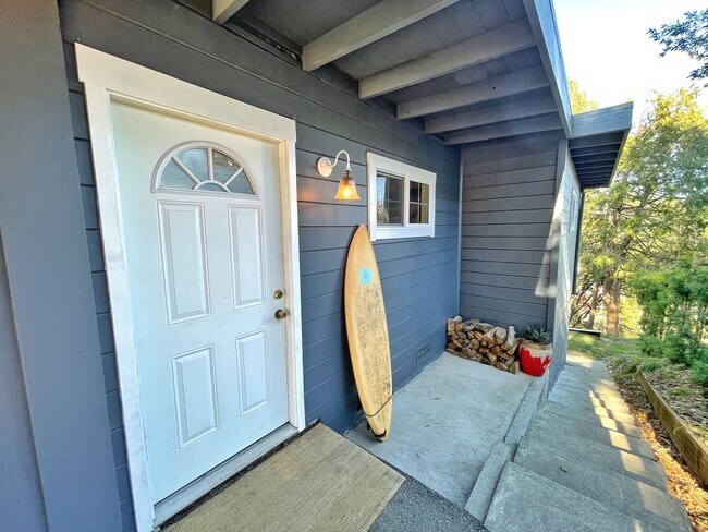 Building Photo - 4 Bed/2 Bath House with Beautiful Mt. Tam ...