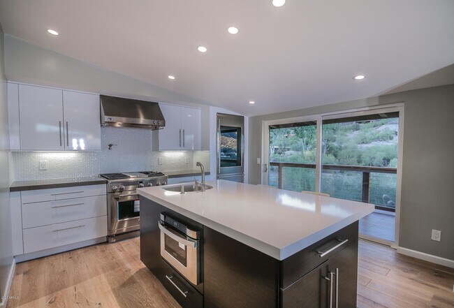 Building Photo - 4502 E Clearwater Pkwy