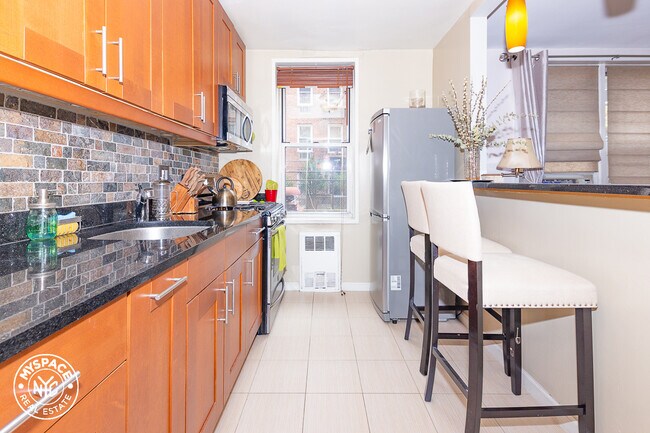 Foto del edificio - 385 E 16th St