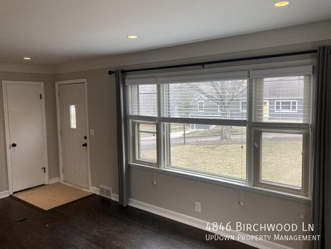 Foto del edificio - 4846 Birchwood Ln