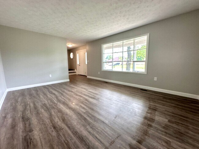 Building Photo - 302 Overland Trl, Miamisburg