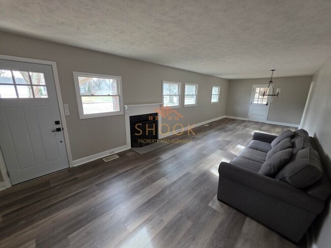 Foto del edificio - UPDATED RANCH CLOSE TO CAMPUS + LOTS OF AMENITIES