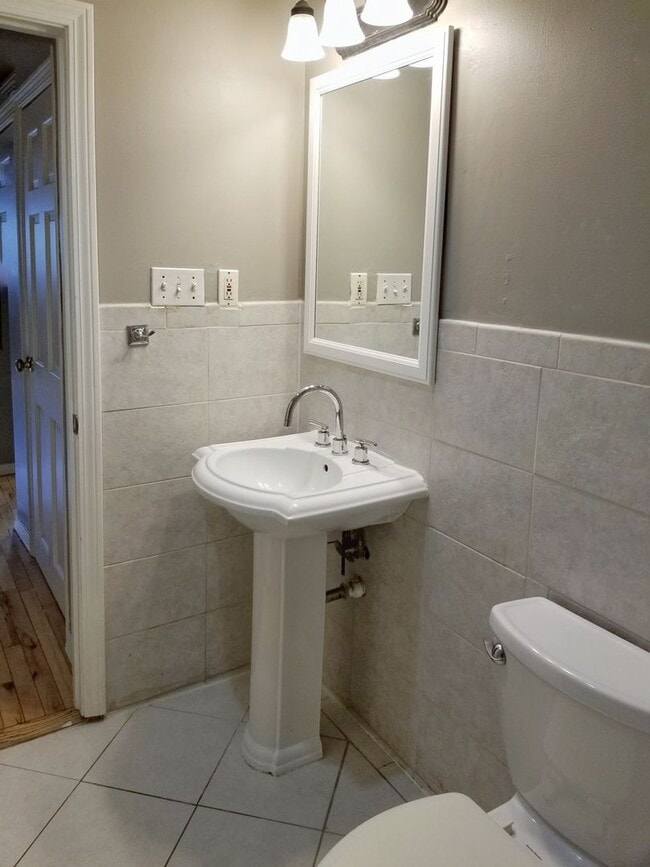 Building Photo - 2bed1ba, Newly remodeled condo on 1st floor. On bus line.