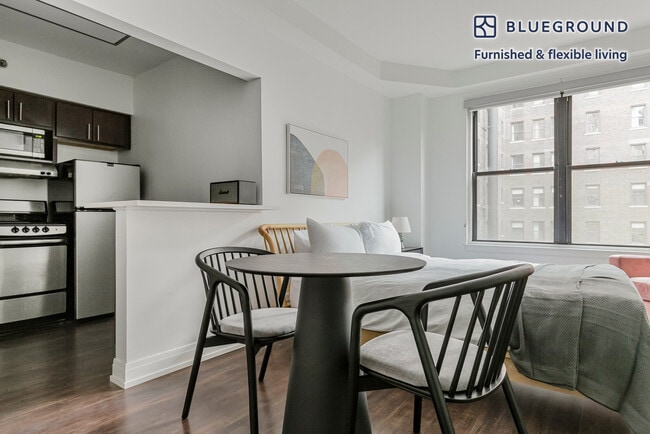 Building Photo - 200 E Chestnut St