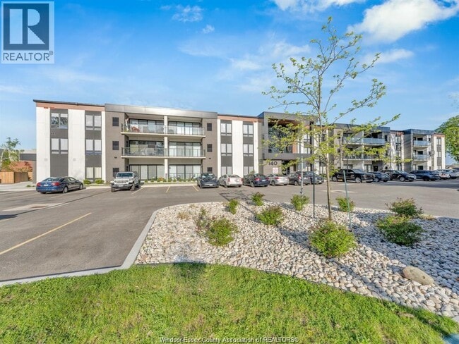 Building Photo - 140 Main St E