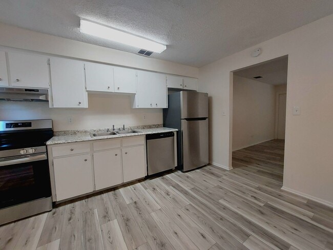Building Photo - 2 Bedroom, 1 Bathroom Duplex in South Lake...