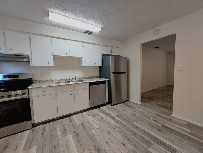 Foto del edificio - 2 Bedroom, 1 Bathroom Duplex in South Lake...
