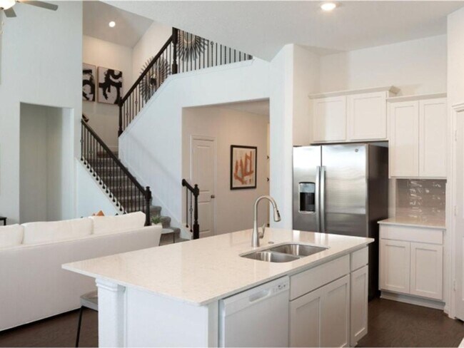 Building Photo - Spacious 4 Bed 4 Bath Lakeview Home with M...