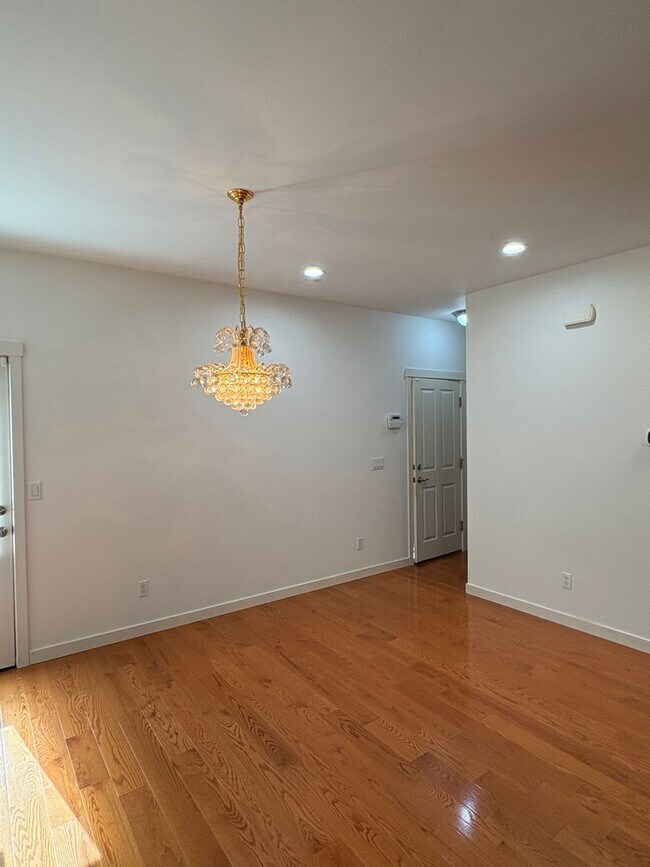 Building Photo - Great Auburn home with 3 bed 2.5 bath and 2 car garage