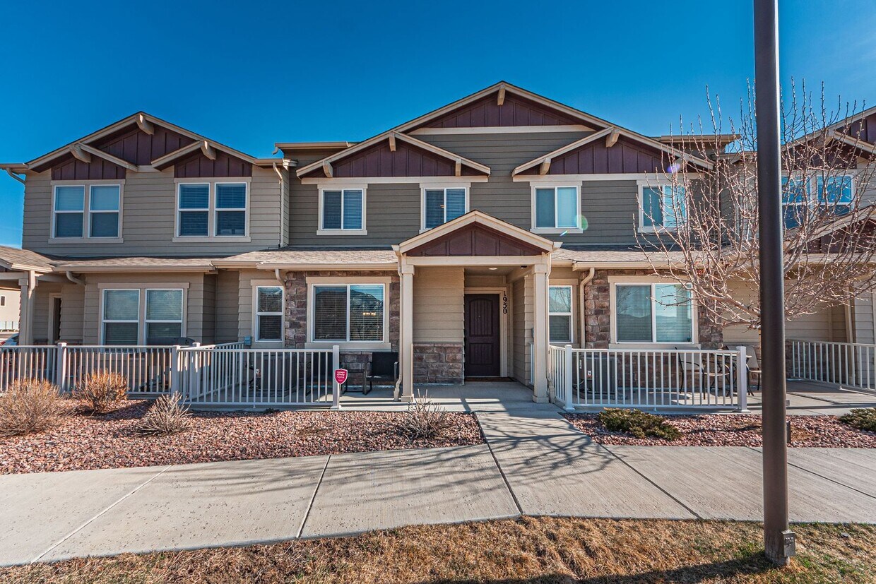 Cozy Fully Furnished COS Townhome - Cozy Fully Furnished  COS Townhome